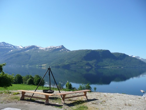 Todalsfjord Norwegen Ferienhaus B 08 Natur Umgebung Feuerstelle Schwenkgrill.jpg