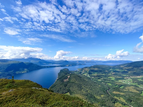 Todalsfjord Norwegen Ferienhaus B 08 Natur Umgebung Hausberg.jpg