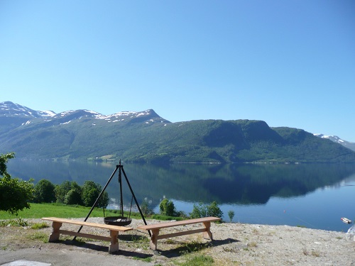 Todalsfjord Ferienhaushaelfte B Ansicht Lagerfeuerplaz