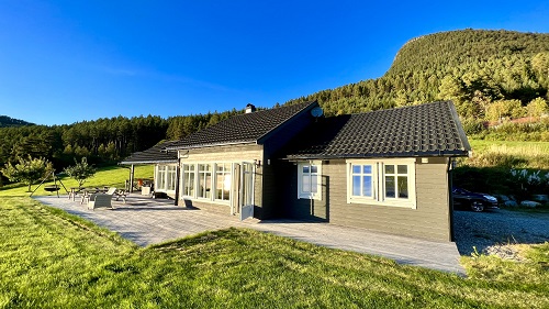 Todalsfjord Norwegen Ferienhaus E 01 A Aussenansicht Mit Terrasse.jpg